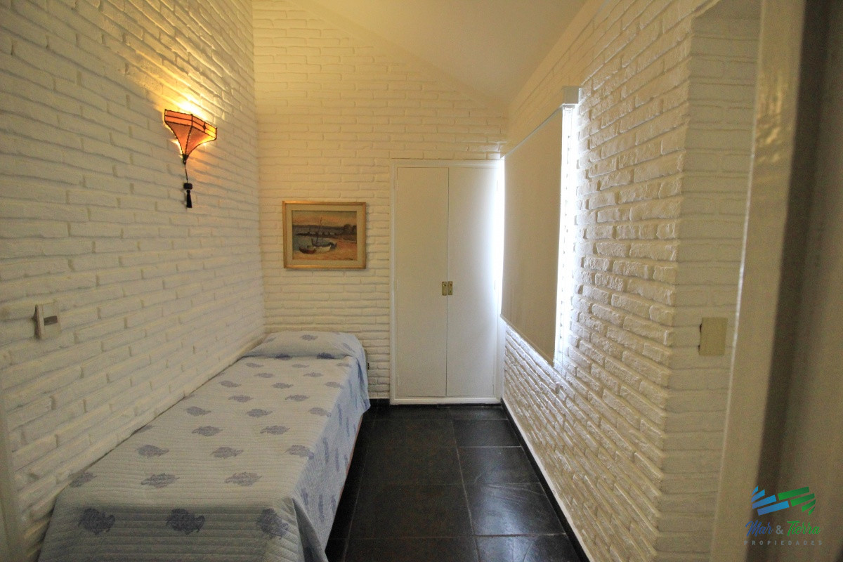 Casa ID.1656 -  En alquiler!!  Hermosa casa en alquiler zona Pinares, cuenta con piscina y gran jardin.