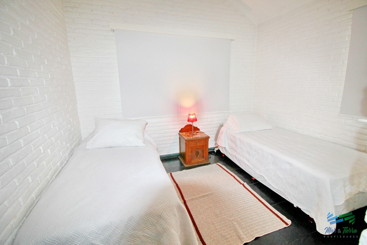 Casa ID.1656 -  En alquiler!!  Hermosa casa en alquiler zona Pinares, cuenta con piscina y gran jardin.