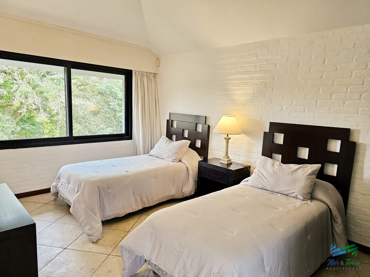 Casa ID.1663 - Se vende casa 5 dormitorios, con piscina en Rincon del Indio, playa Brava, Punta del Este.