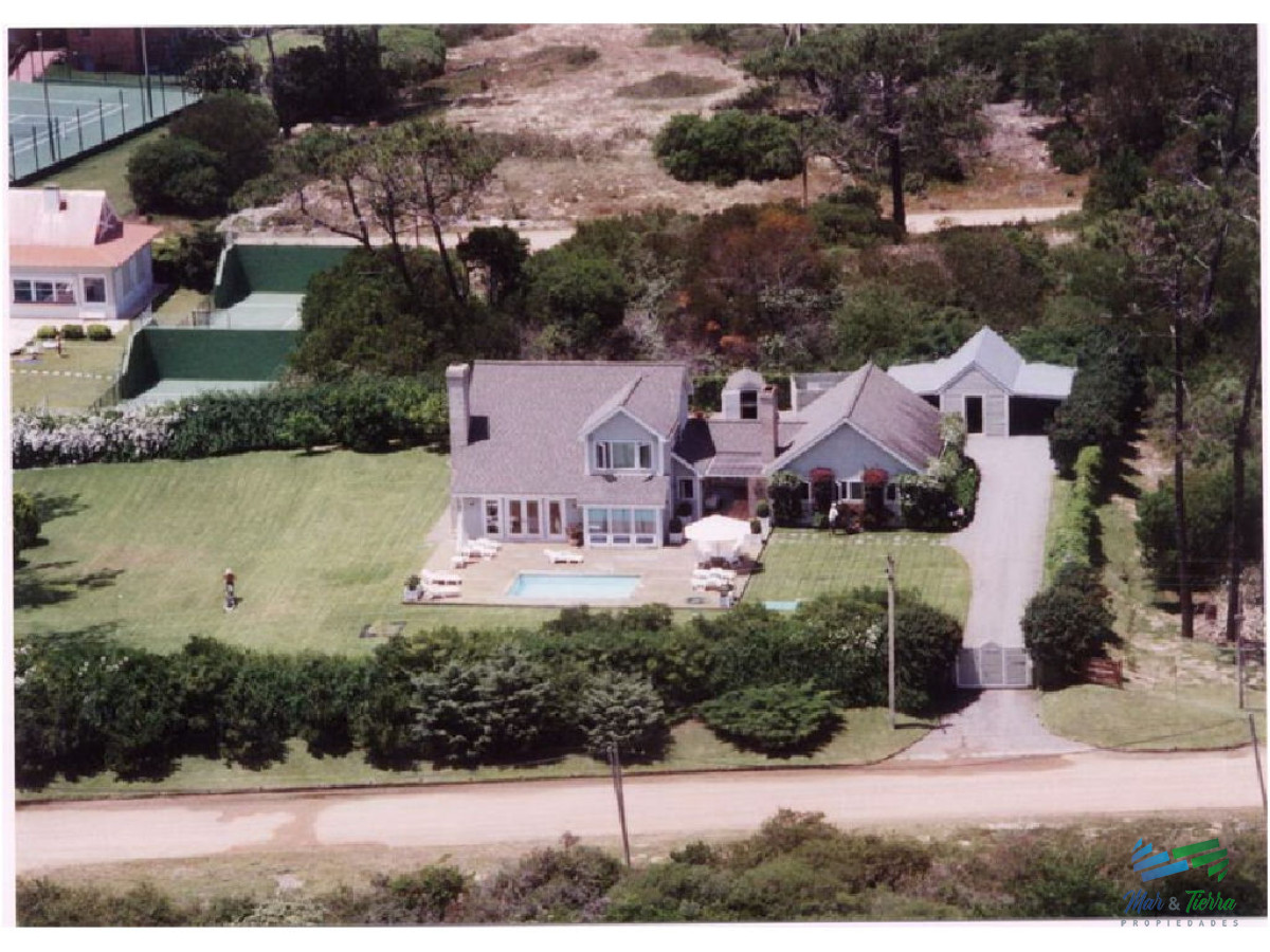 Casa ID.1668 - Vendo espectacular residencia estilo Americano!!!