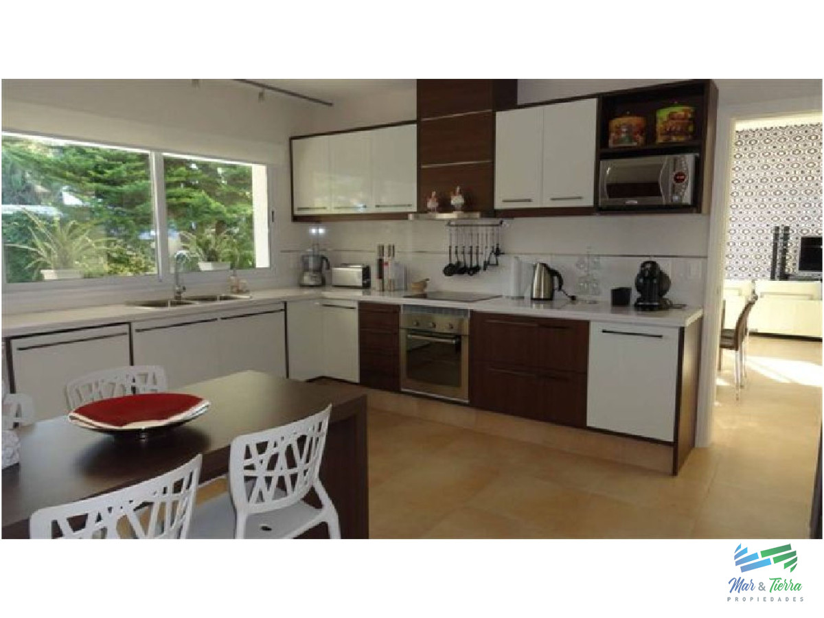 Casa ID.1677 - Vendo casa de 4 dormitorios con piscina en barrio privado, Playa Mansa, Punta del Este