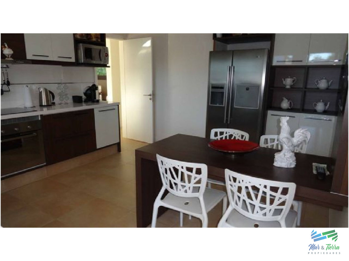 Casa ID.1677 - Vendo casa de 4 dormitorios con piscina en barrio privado, Playa Mansa, Punta del Este