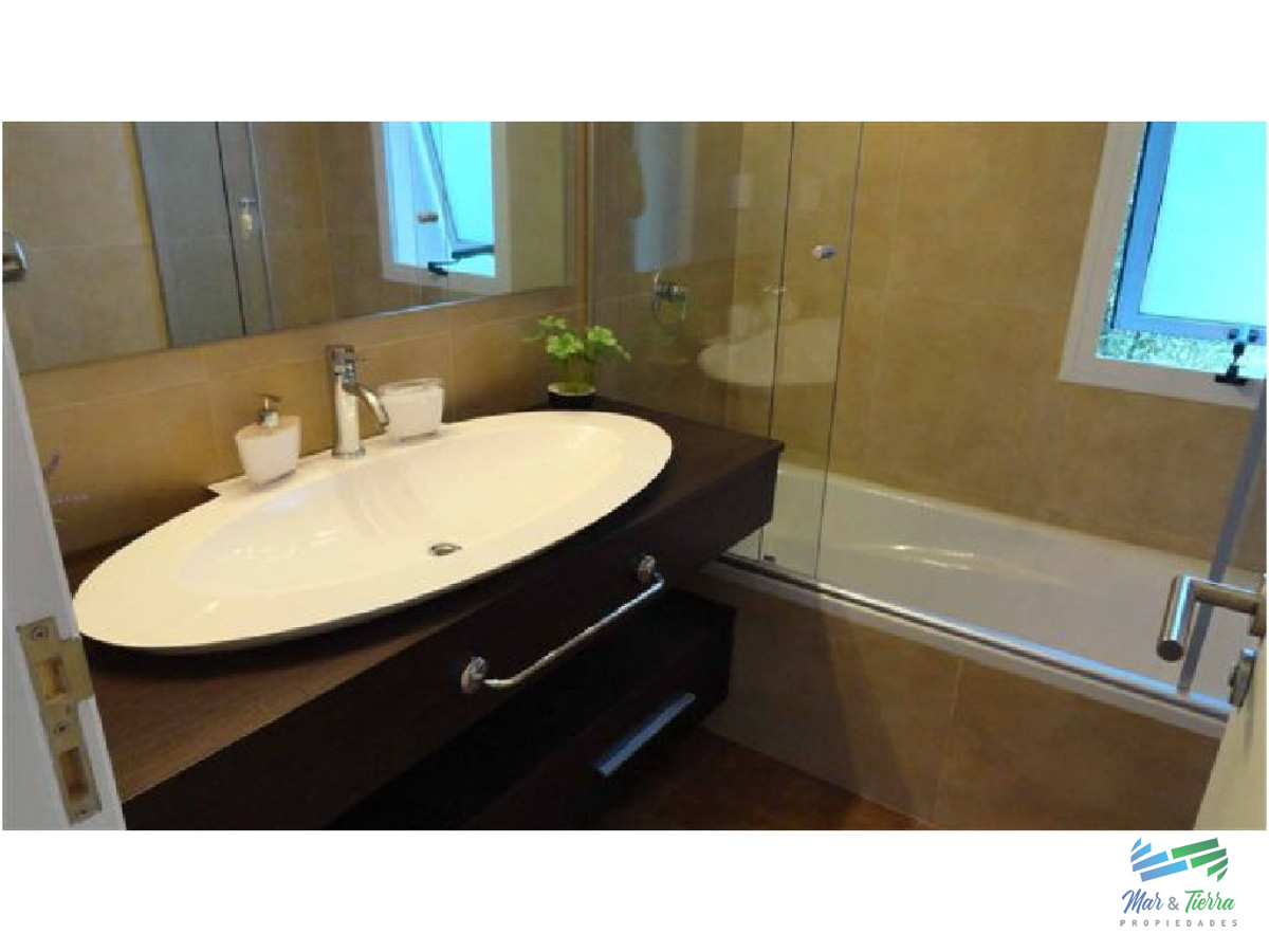 Casa ID.1677 - Vendo casa de 4 dormitorios con piscina en barrio privado, Playa Mansa, Punta del Este