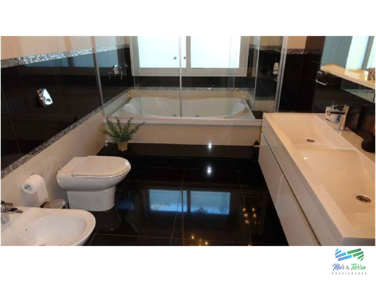 Casa ID.1677 - Vendo casa de 4 dormitorios con piscina en barrio privado, Playa Mansa, Punta del Este