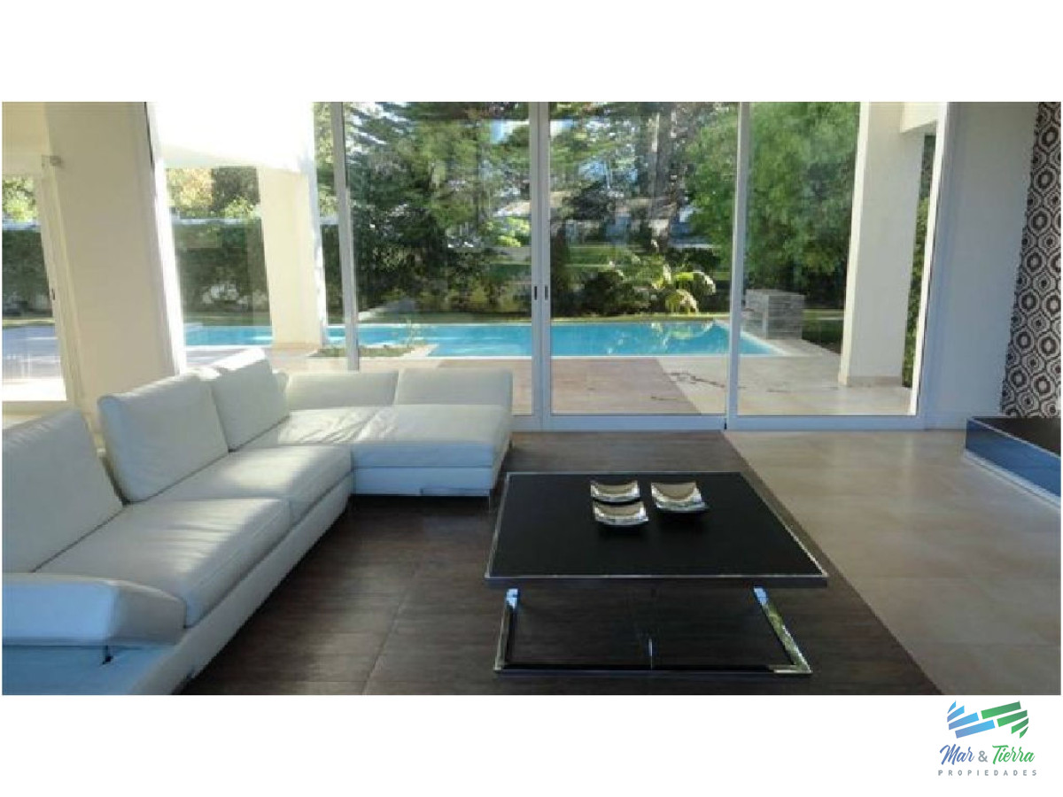 Casa ID.1677 - Vendo casa de 4 dormitorios con piscina en barrio privado, Playa Mansa, Punta del Este