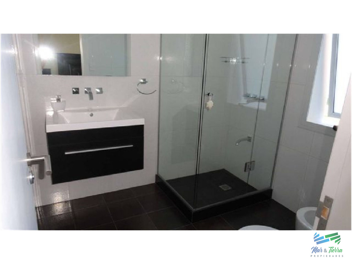 Casa ID.1677 - Vendo casa de 4 dormitorios con piscina en barrio privado, Playa Mansa, Punta del Este