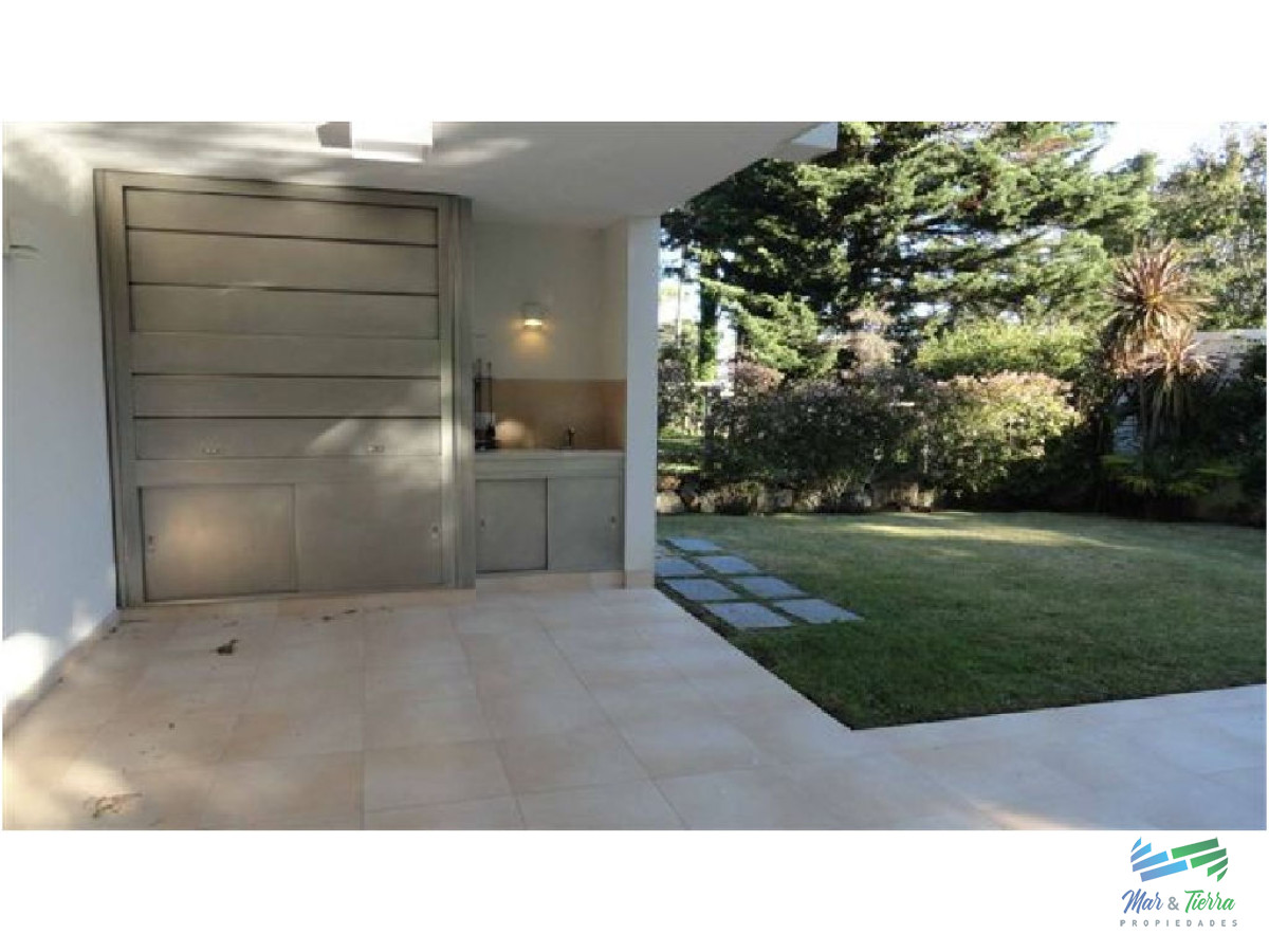 Casa ID.1677 - Vendo casa de 4 dormitorios con piscina en barrio privado, Playa Mansa, Punta del Este