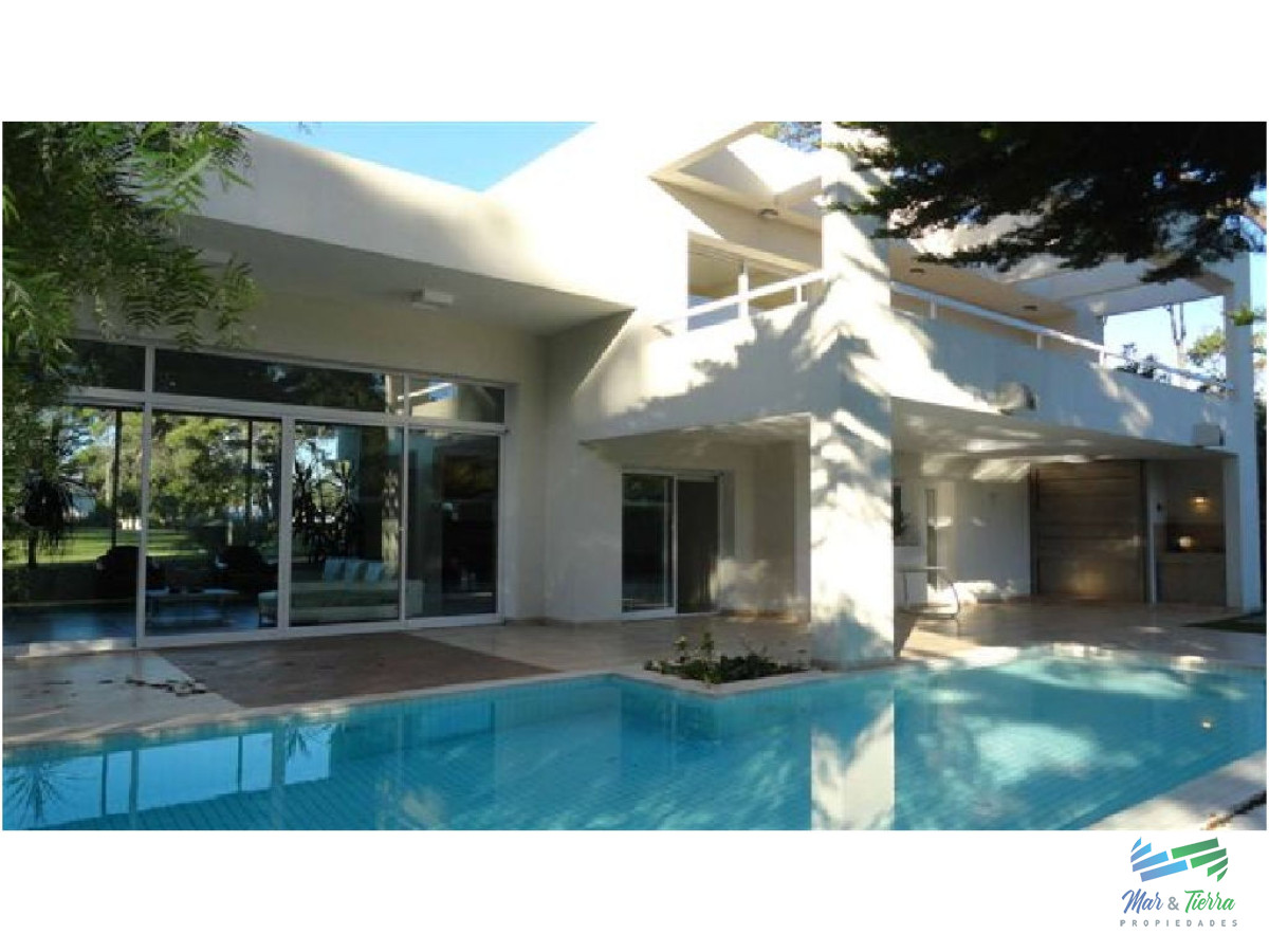 Casa ID.1677 - Vendo casa de 4 dormitorios con piscina en barrio privado, Playa Mansa, Punta del Este