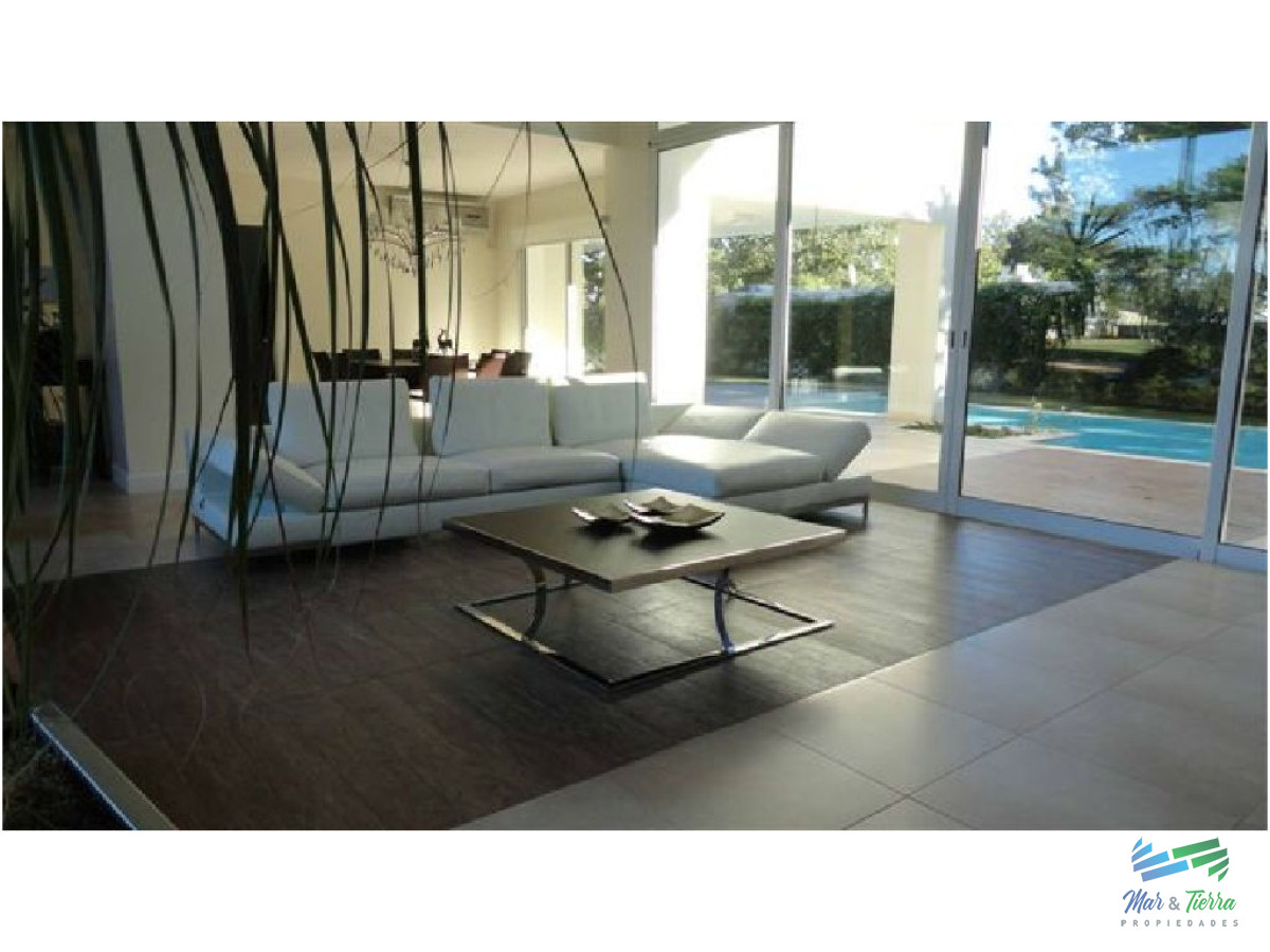 Casa ID.1677 - Vendo casa de 4 dormitorios con piscina en barrio privado, Playa Mansa, Punta del Este