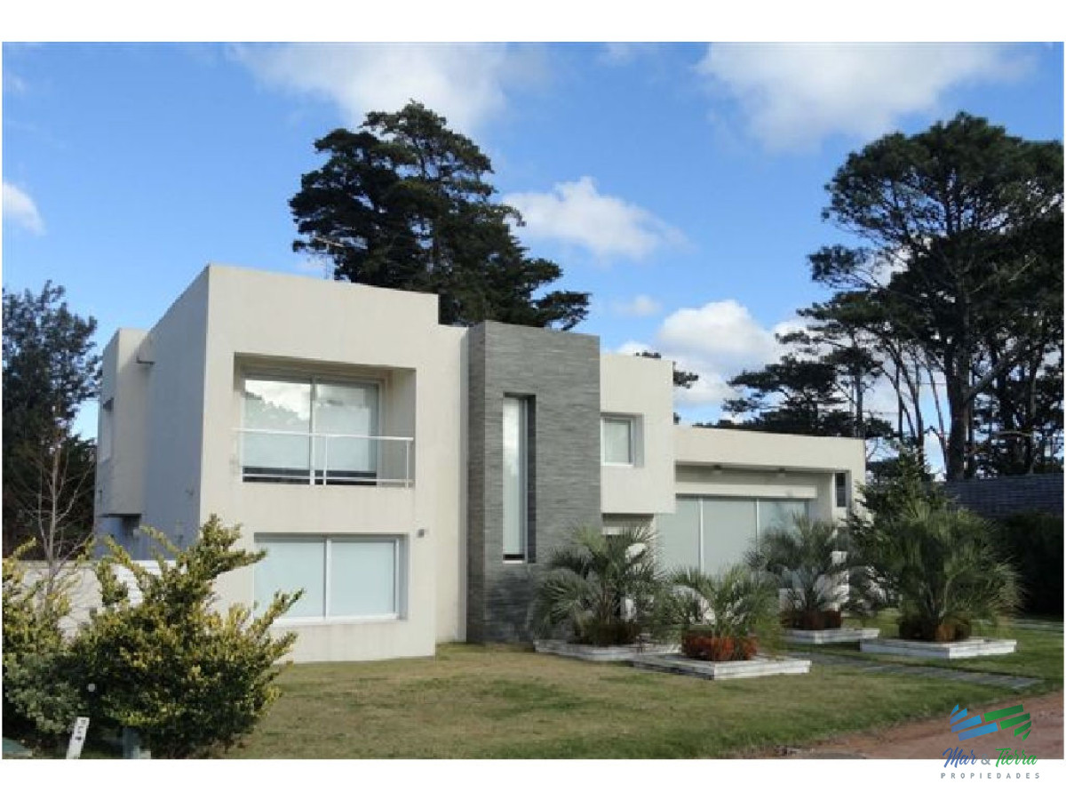Casa ID.1677 - Vendo casa de 4 dormitorios con piscina en barrio privado, Playa Mansa, Punta del Este