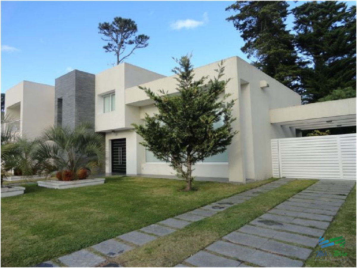 Casa ID.1677 - Vendo casa de 4 dormitorios con piscina en barrio privado, Playa Mansa, Punta del Este