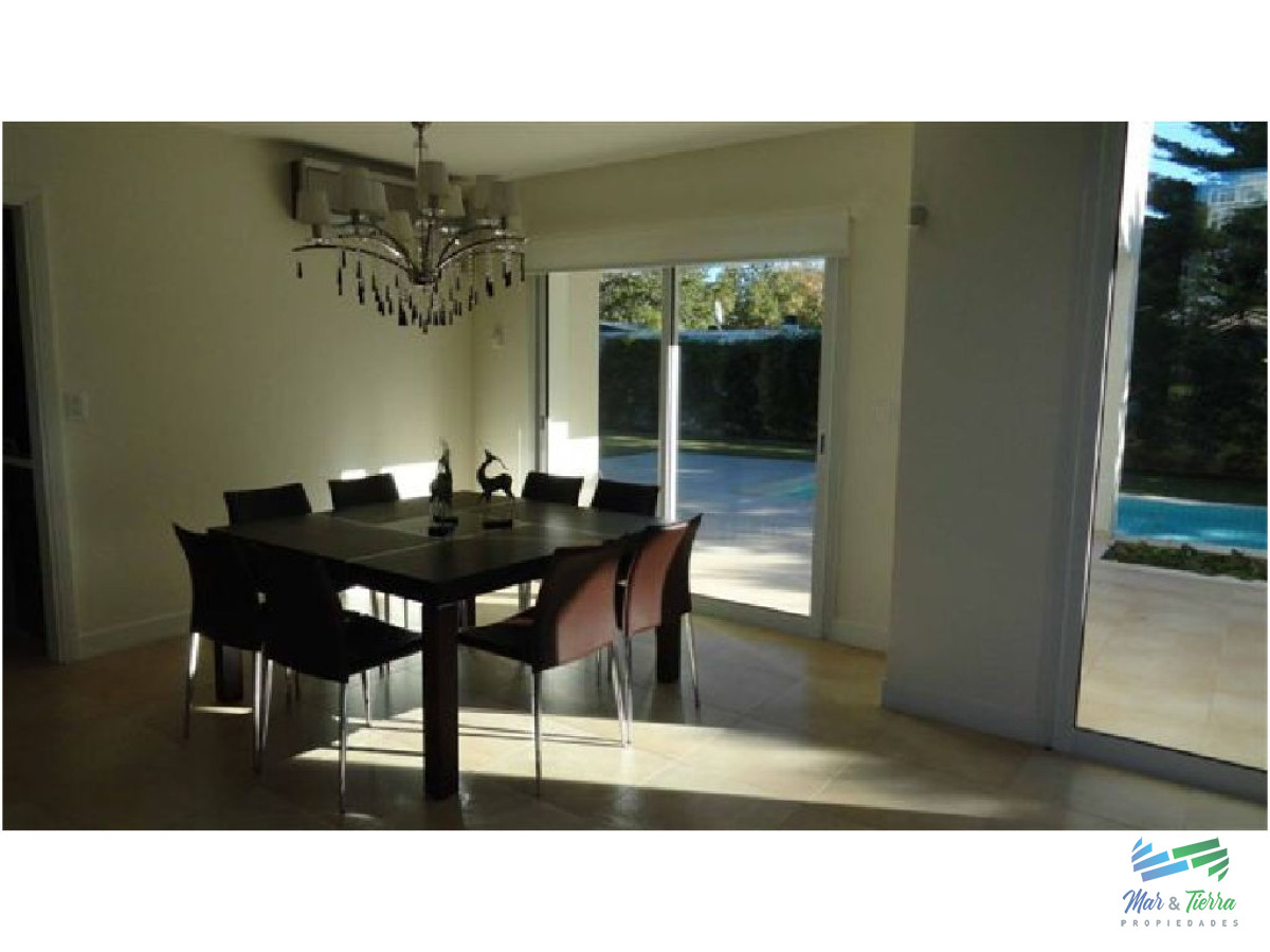 Casa ID.1677 - Vendo casa de 4 dormitorios con piscina en barrio privado, Playa Mansa, Punta del Este