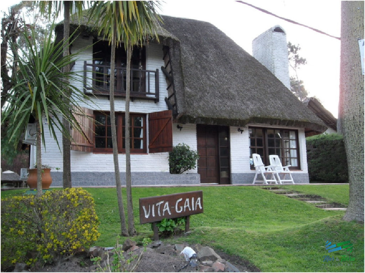 Casa ID.1680 - Se alquila casa de 4 dormitorios en Pinares, Punta del Este.