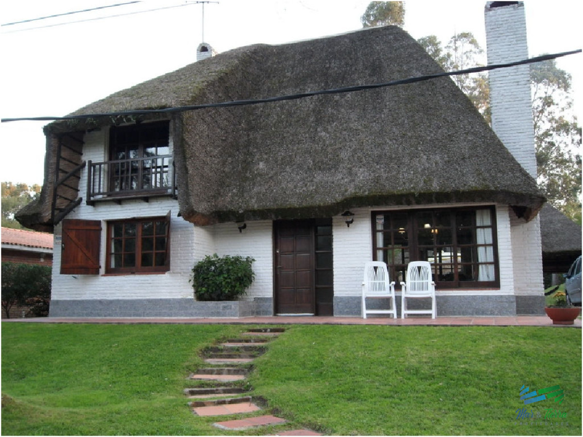 Casa ID.1680 - Se alquila casa de 4 dormitorios en Pinares, Punta del Este.