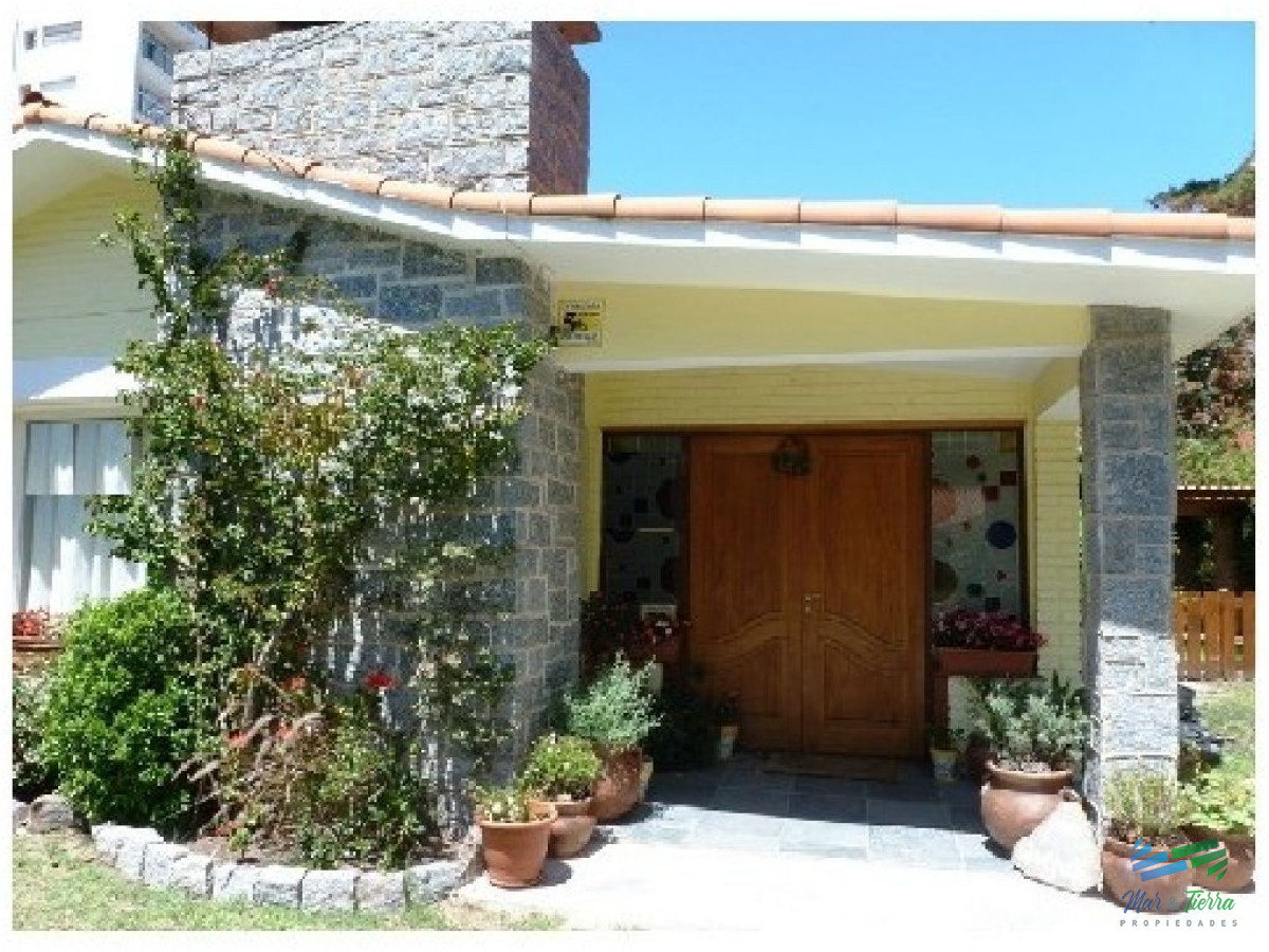 Casa ID.1693 - Vendo casa 4 dormitorios en playa mansa, Punta del Este.