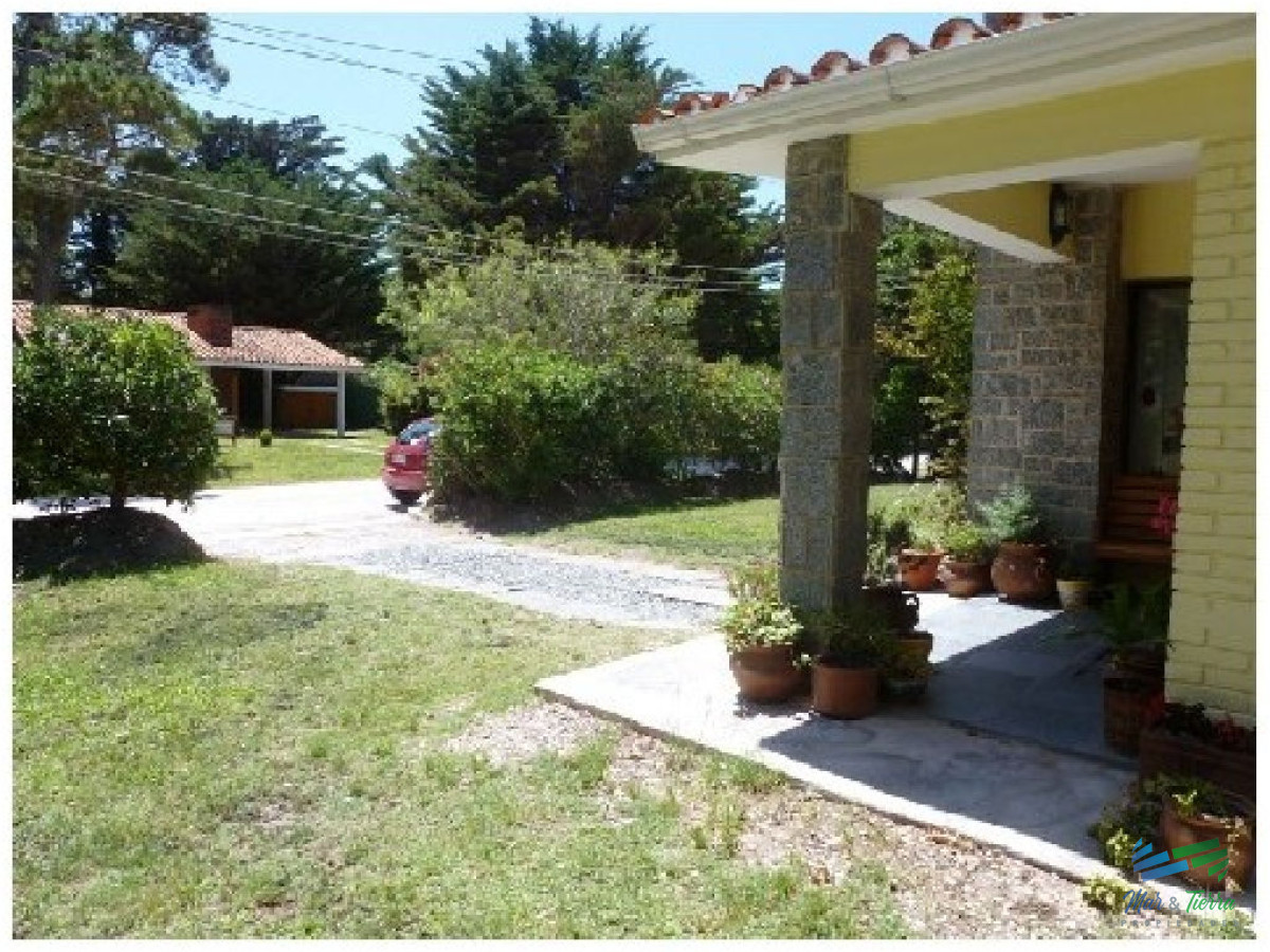 Casa ID.1693 - Vendo casa 4 dormitorios en playa mansa, Punta del Este.
