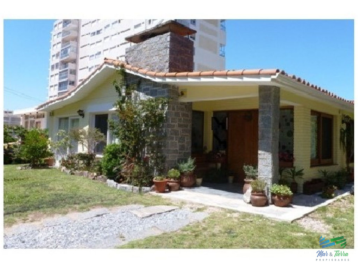 Casa ID.1693 - Vendo casa 4 dormitorios en playa mansa, Punta del Este.
