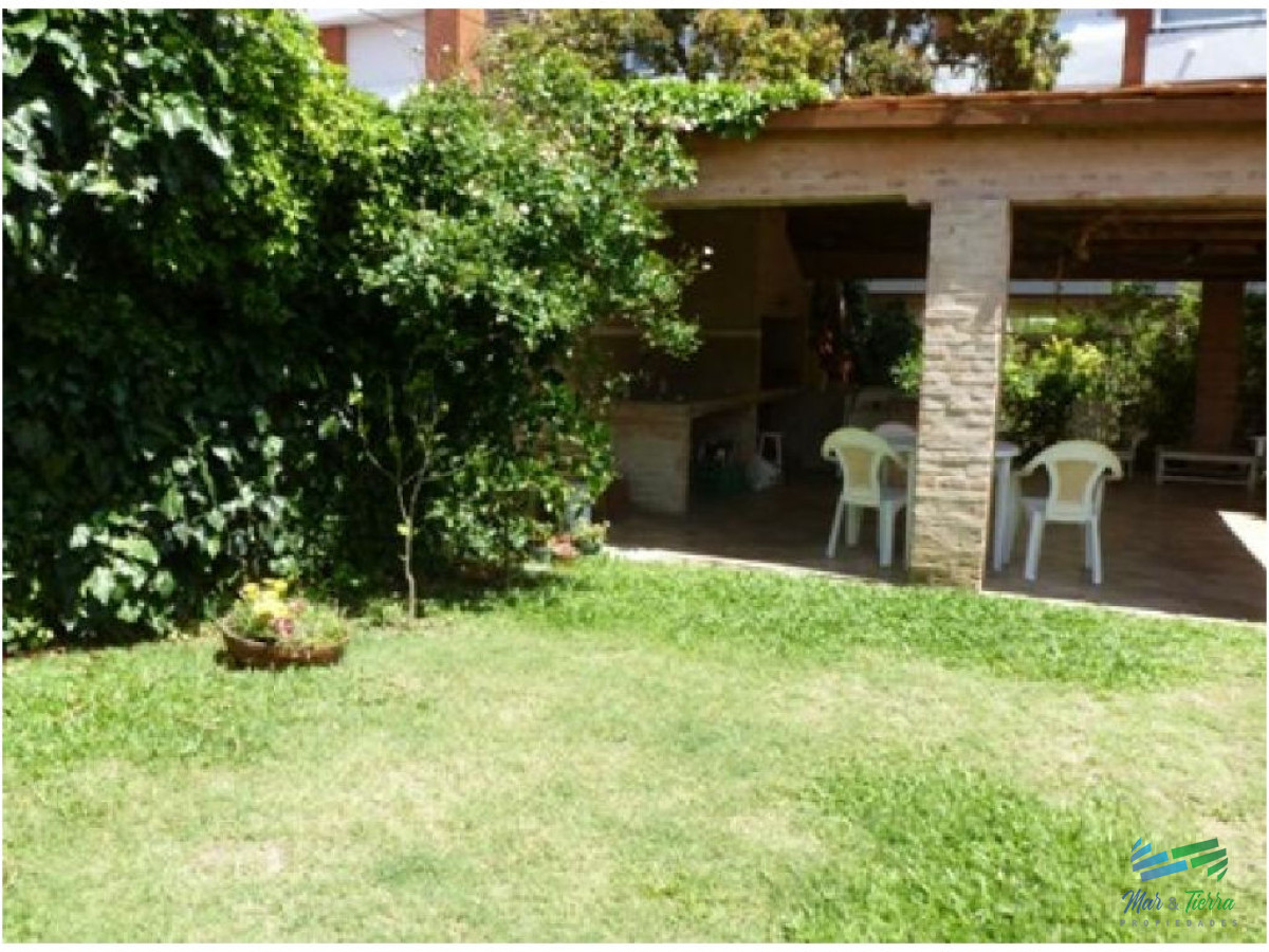 Casa ID.1693 - Vendo casa 4 dormitorios en playa mansa, Punta del Este.