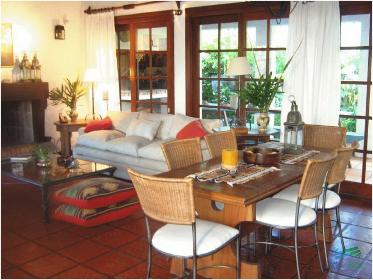 Casa ID.1557 - En alquiler.. Casa en Pinares 300 mts de la playa.  