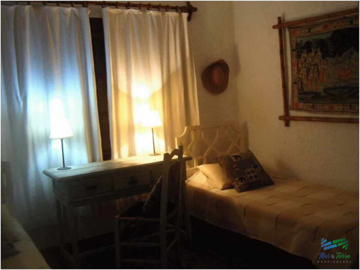 Casa ID.1557 - En alquiler.. Casa en Pinares 300 mts de la playa.  