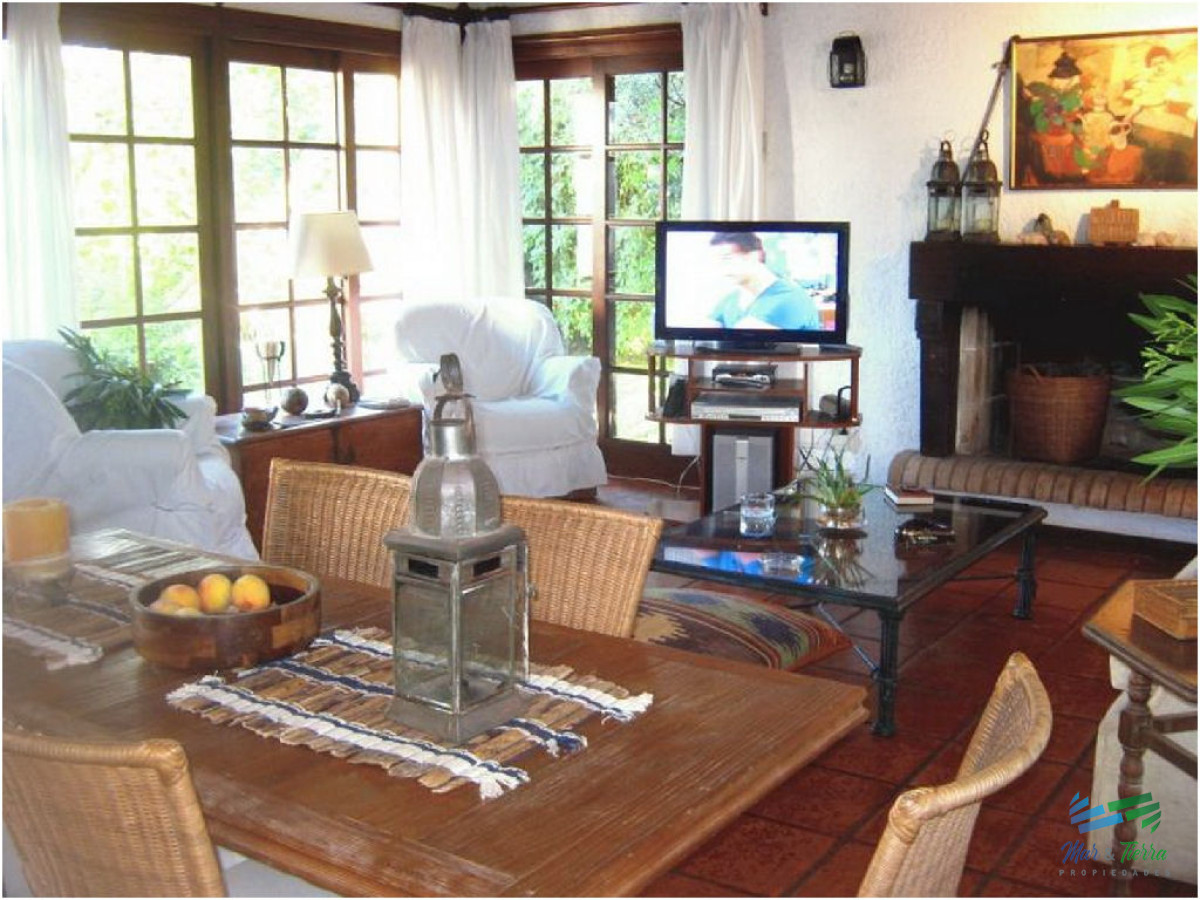 Casa ID.1557 - En alquiler.. Casa en Pinares 300 mts de la playa.  