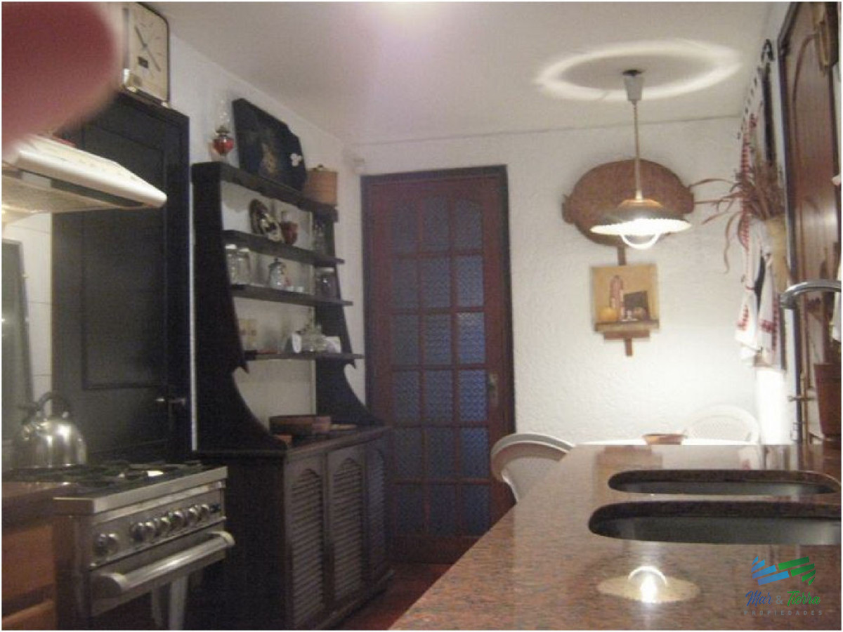 Casa ID.1557 - En alquiler.. Casa en Pinares 300 mts de la playa.  
