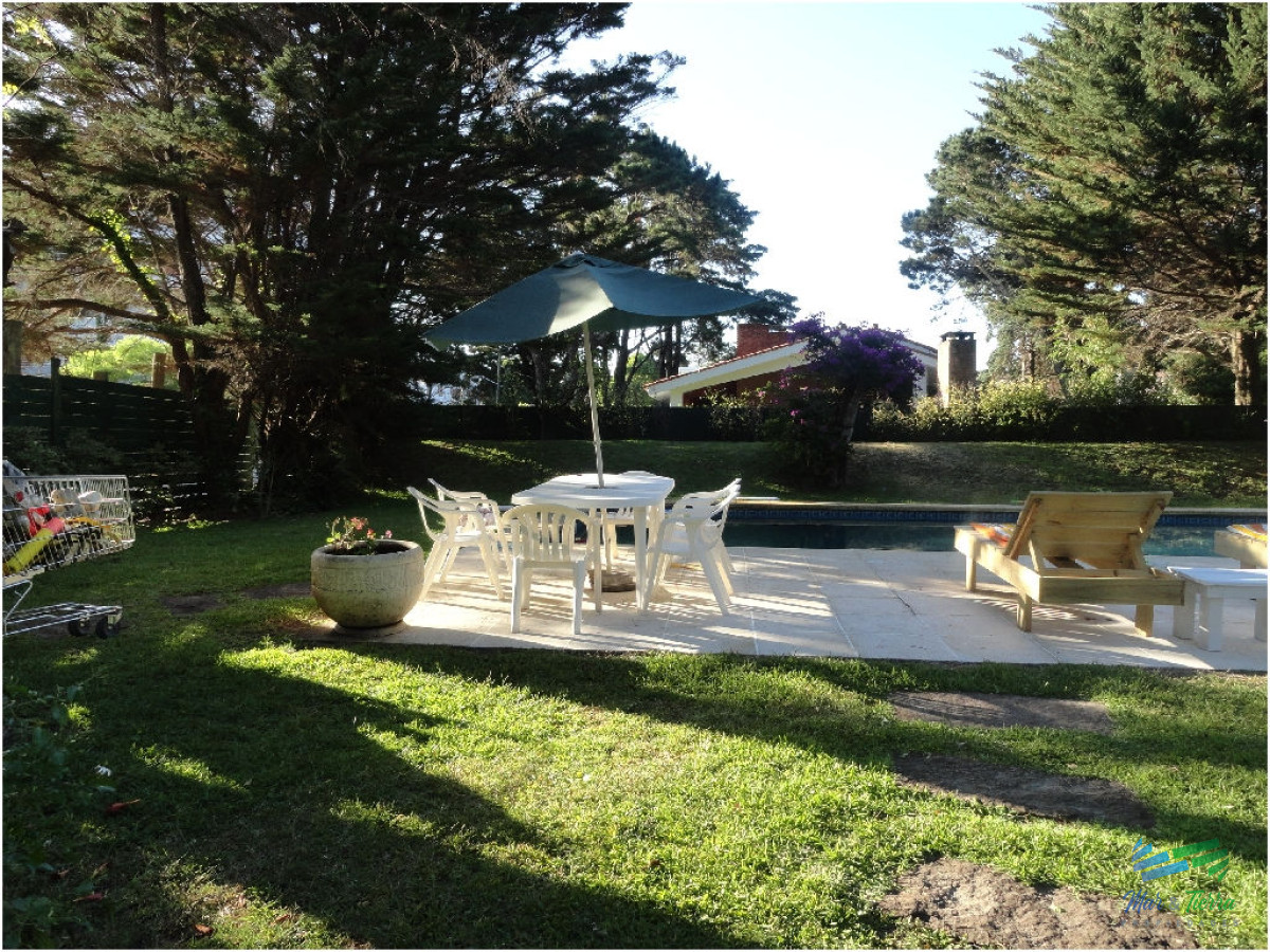 Casa ID.1733 - Casa en alquiler y venta..  Zona de playa mansa, a 50 ms del mar. Punta del Este. 