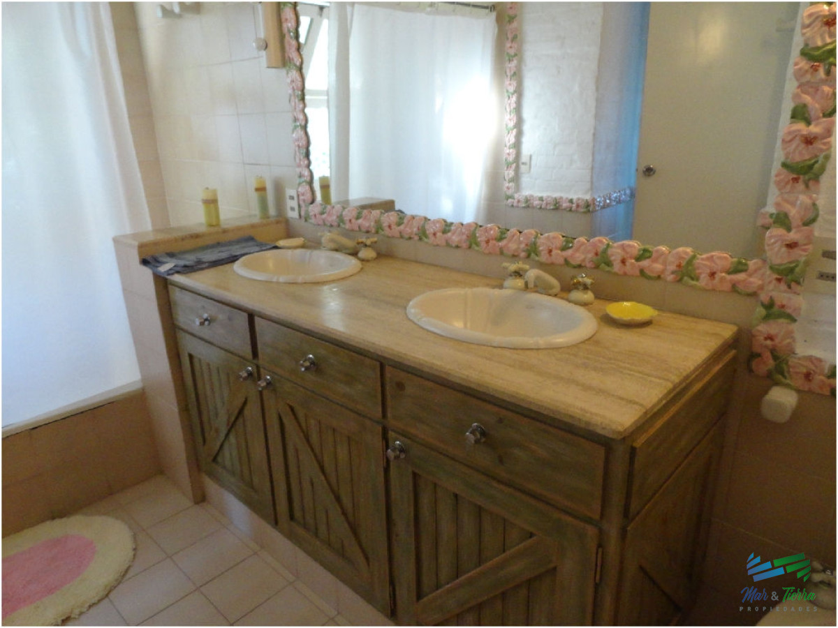 Casa ID.1733 - Casa en alquiler y venta..  Zona de playa mansa, a 50 ms del mar. Punta del Este. 