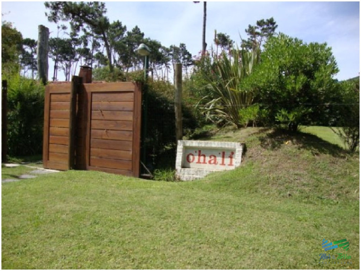 Casa ID.1734 -       En alquiler!! Espectacular casa en alquiler. Cuenta con gran jardin y piscina.