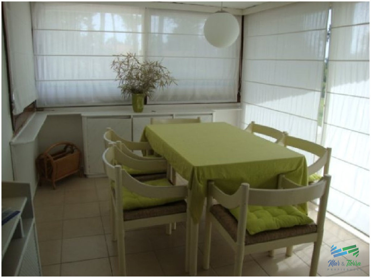 Casa ID.1734 -       En alquiler!! Espectacular casa en alquiler. Cuenta con gran jardin y piscina.