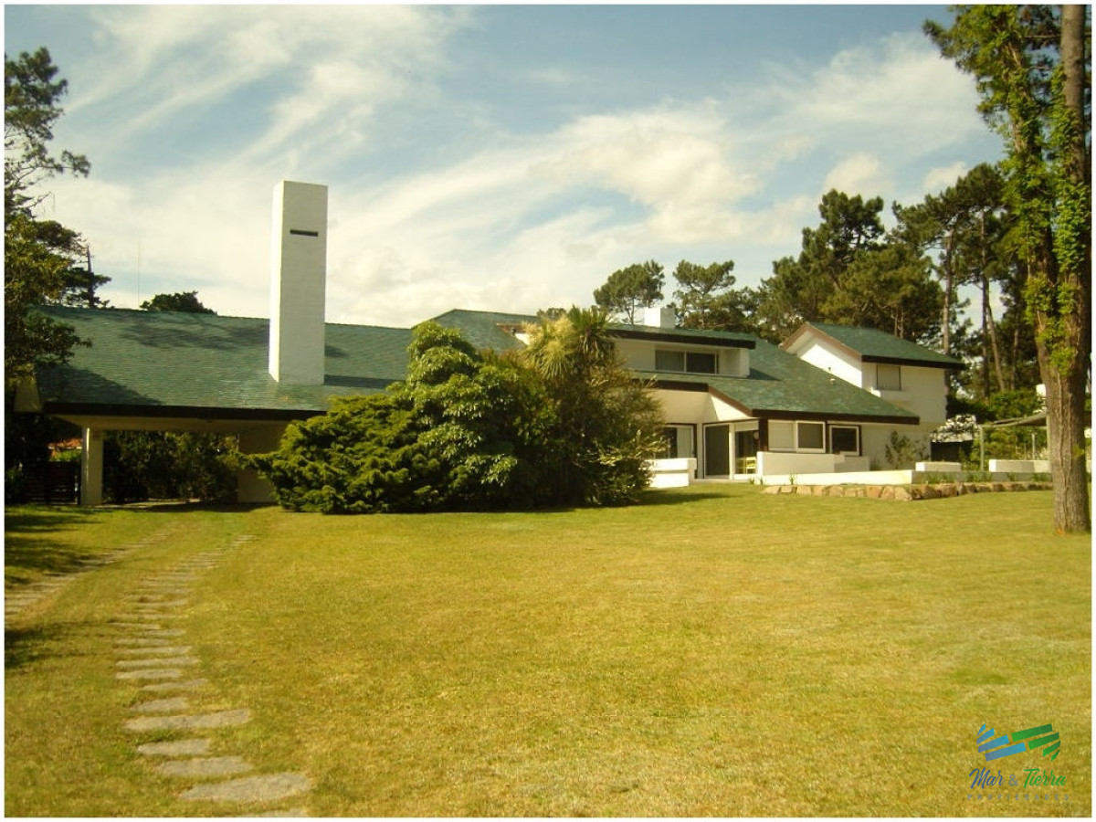 Casa ID.1734 -       En alquiler!! Espectacular casa en alquiler. Cuenta con gran jardin y piscina.