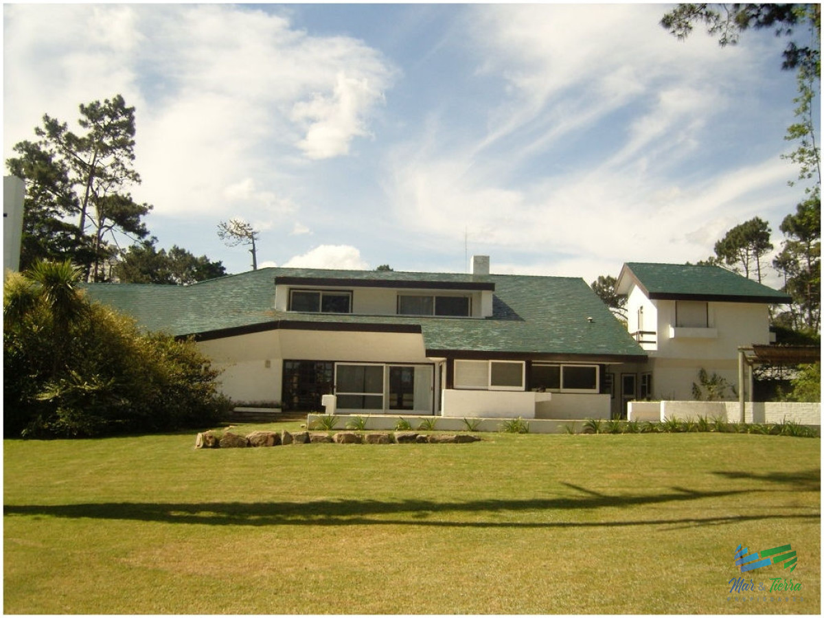 Casa ID.1734 -       En alquiler!! Espectacular casa en alquiler. Cuenta con gran jardin y piscina.
