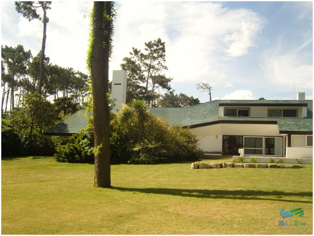 Casa ID.1734 -       En alquiler!! Espectacular casa en alquiler. Cuenta con gran jardin y piscina.