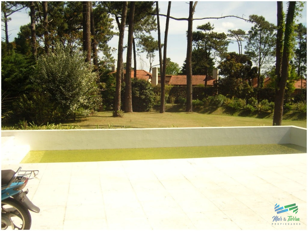 Casa ID.1734 -       En alquiler!! Espectacular casa en alquiler. Cuenta con gran jardin y piscina.