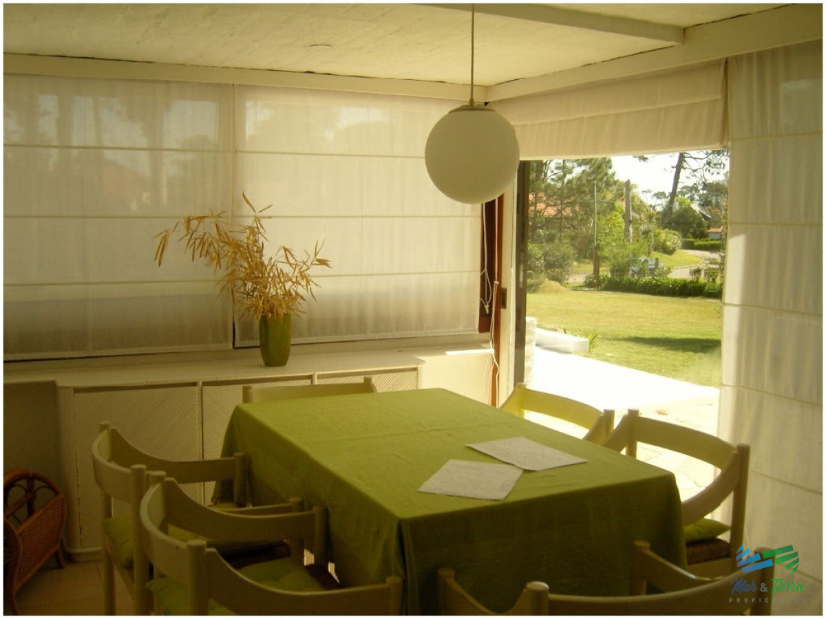 Casa ID.1734 -       En alquiler!! Espectacular casa en alquiler. Cuenta con gran jardin y piscina.