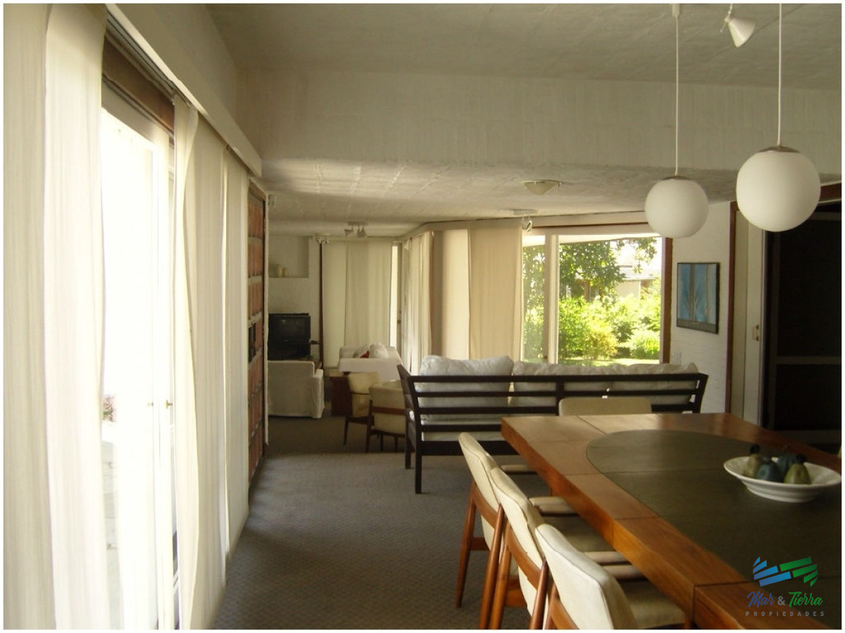 Casa ID.1734 -       En alquiler!! Espectacular casa en alquiler. Cuenta con gran jardin y piscina.