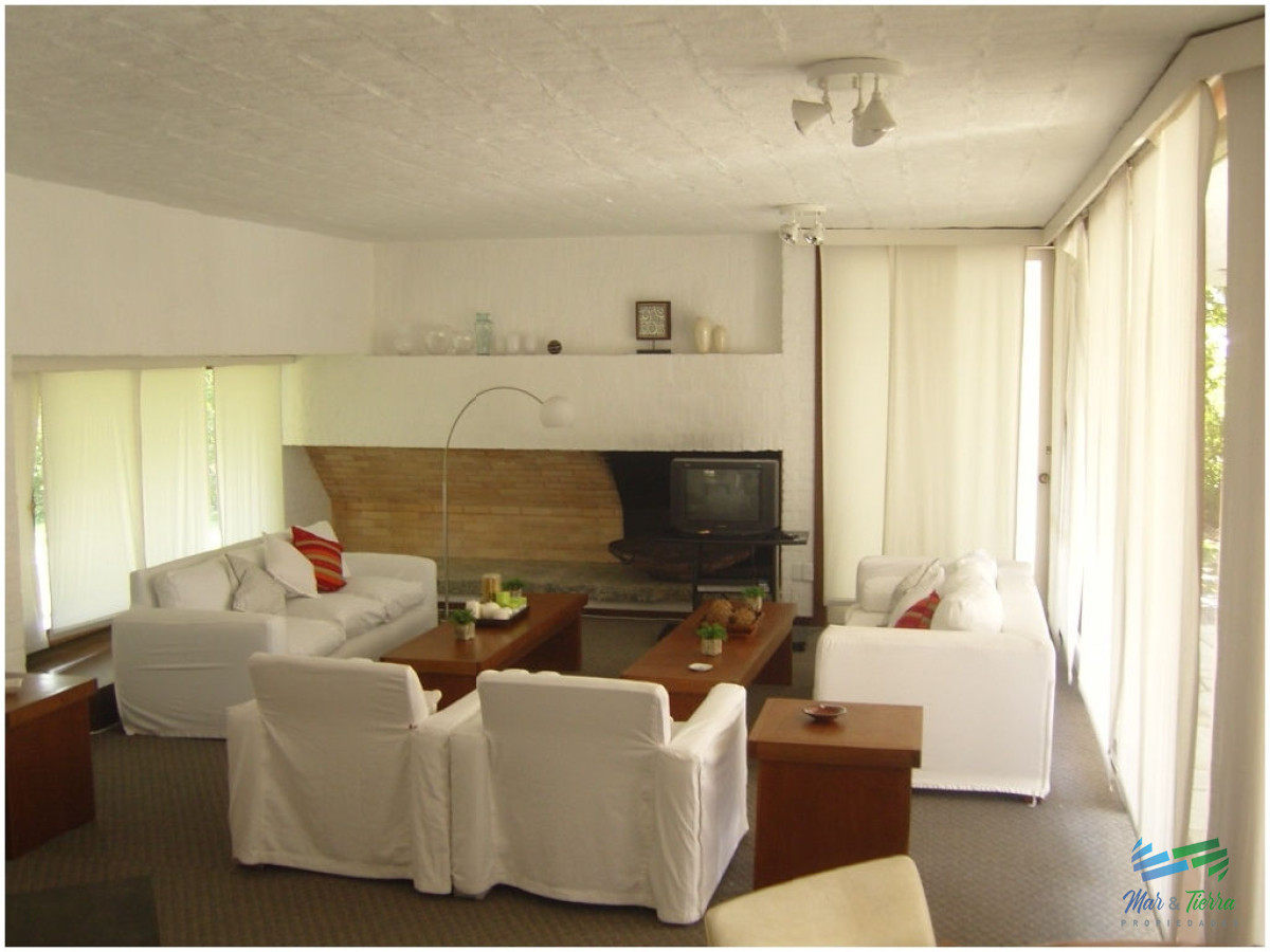 Casa ID.1734 -       En alquiler!! Espectacular casa en alquiler. Cuenta con gran jardin y piscina.