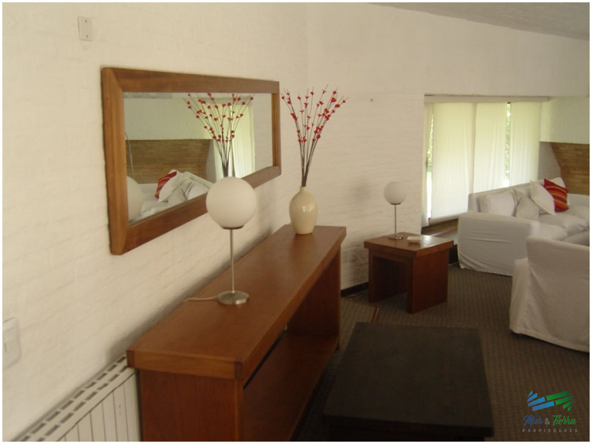 Casa ID.1734 -       En alquiler!! Espectacular casa en alquiler. Cuenta con gran jardin y piscina.