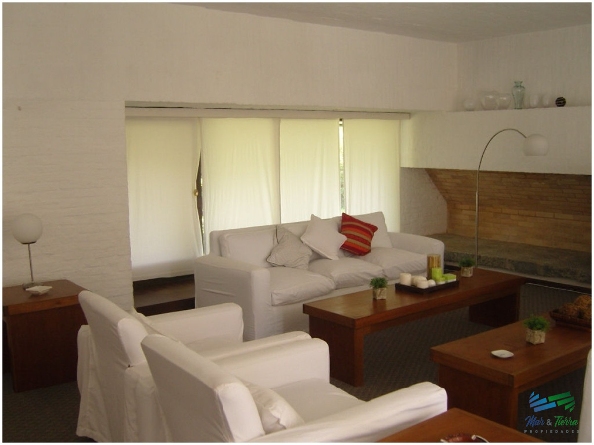 Casa ID.1734 -       En alquiler!! Espectacular casa en alquiler. Cuenta con gran jardin y piscina.