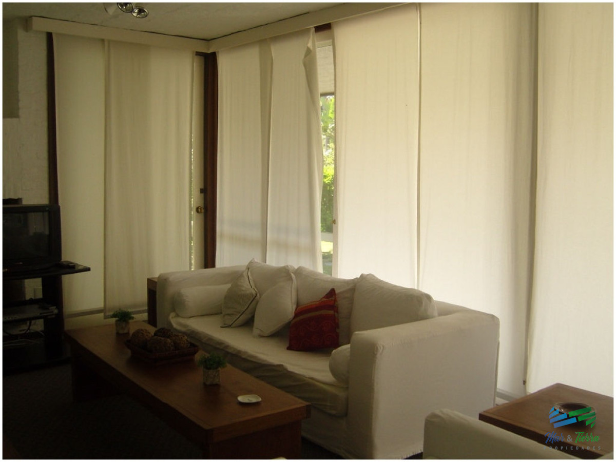 Casa ID.1734 -       En alquiler!! Espectacular casa en alquiler. Cuenta con gran jardin y piscina.