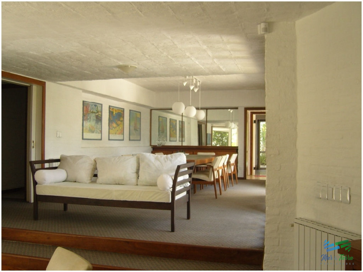 Casa ID.1734 -       En alquiler!! Espectacular casa en alquiler. Cuenta con gran jardin y piscina.