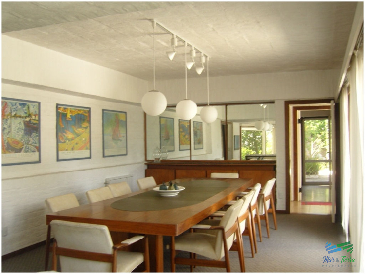 Casa ID.1734 -       En alquiler!! Espectacular casa en alquiler. Cuenta con gran jardin y piscina.