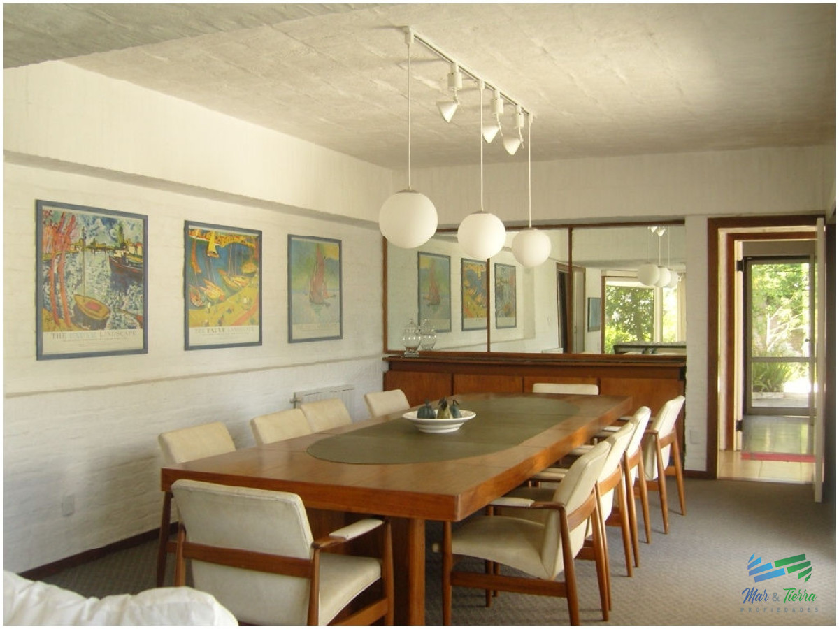 Casa ID.1734 -       En alquiler!! Espectacular casa en alquiler. Cuenta con gran jardin y piscina.