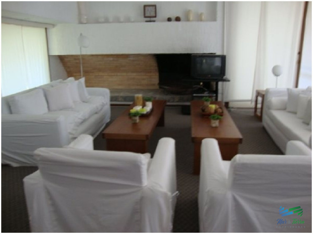 Casa ID.1734 -       En alquiler!! Espectacular casa en alquiler. Cuenta con gran jardin y piscina.