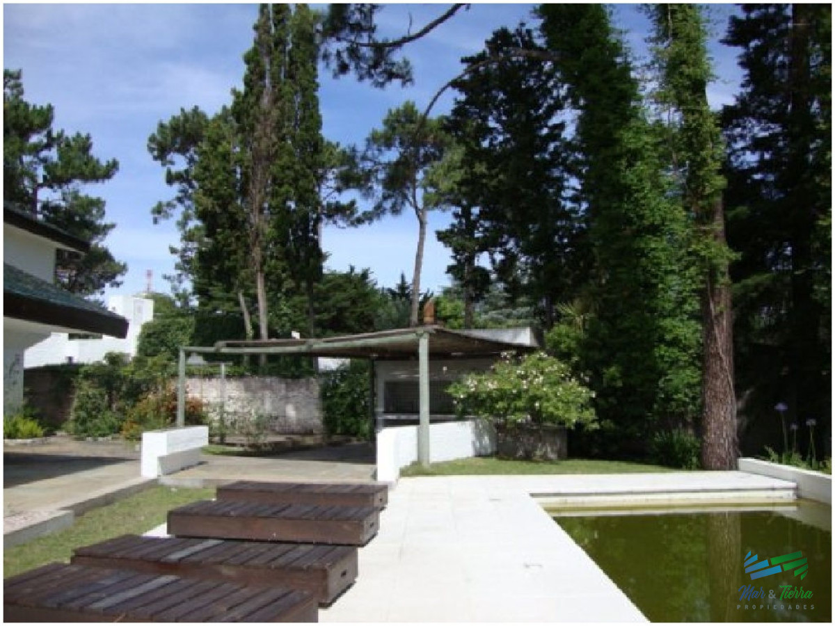Casa ID.1734 -       En alquiler!! Espectacular casa en alquiler. Cuenta con gran jardin y piscina.