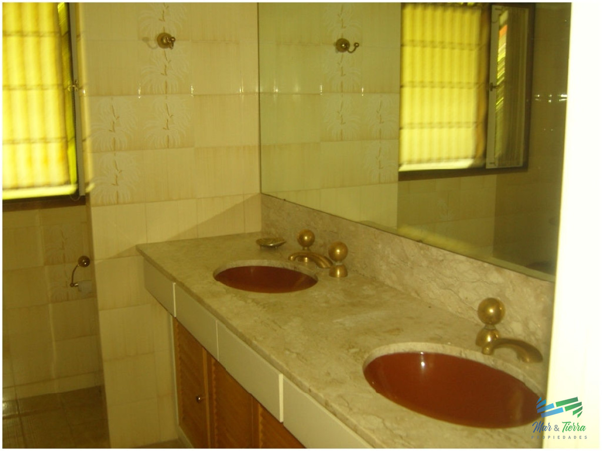 Casa ID.1734 -       En alquiler!! Espectacular casa en alquiler. Cuenta con gran jardin y piscina.