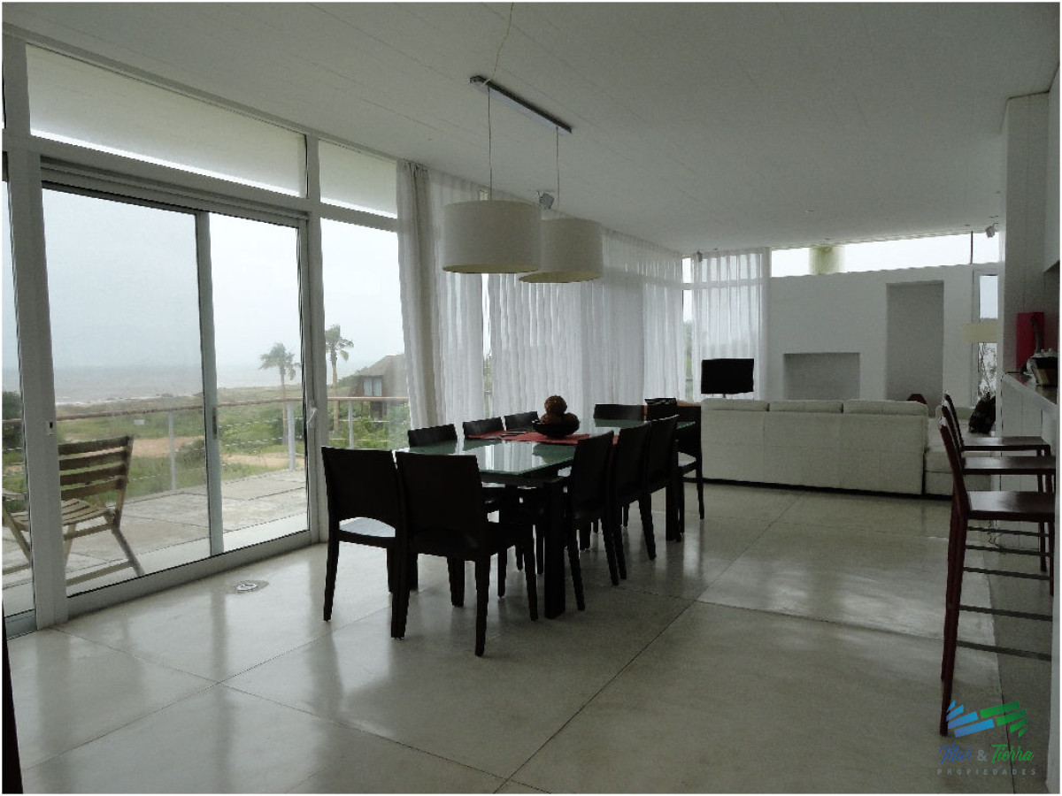 Casa ID.1738 - Casa en Alquiler en primera LÍ­nea sobre el mar -Punta Piedra- Punta del Este 