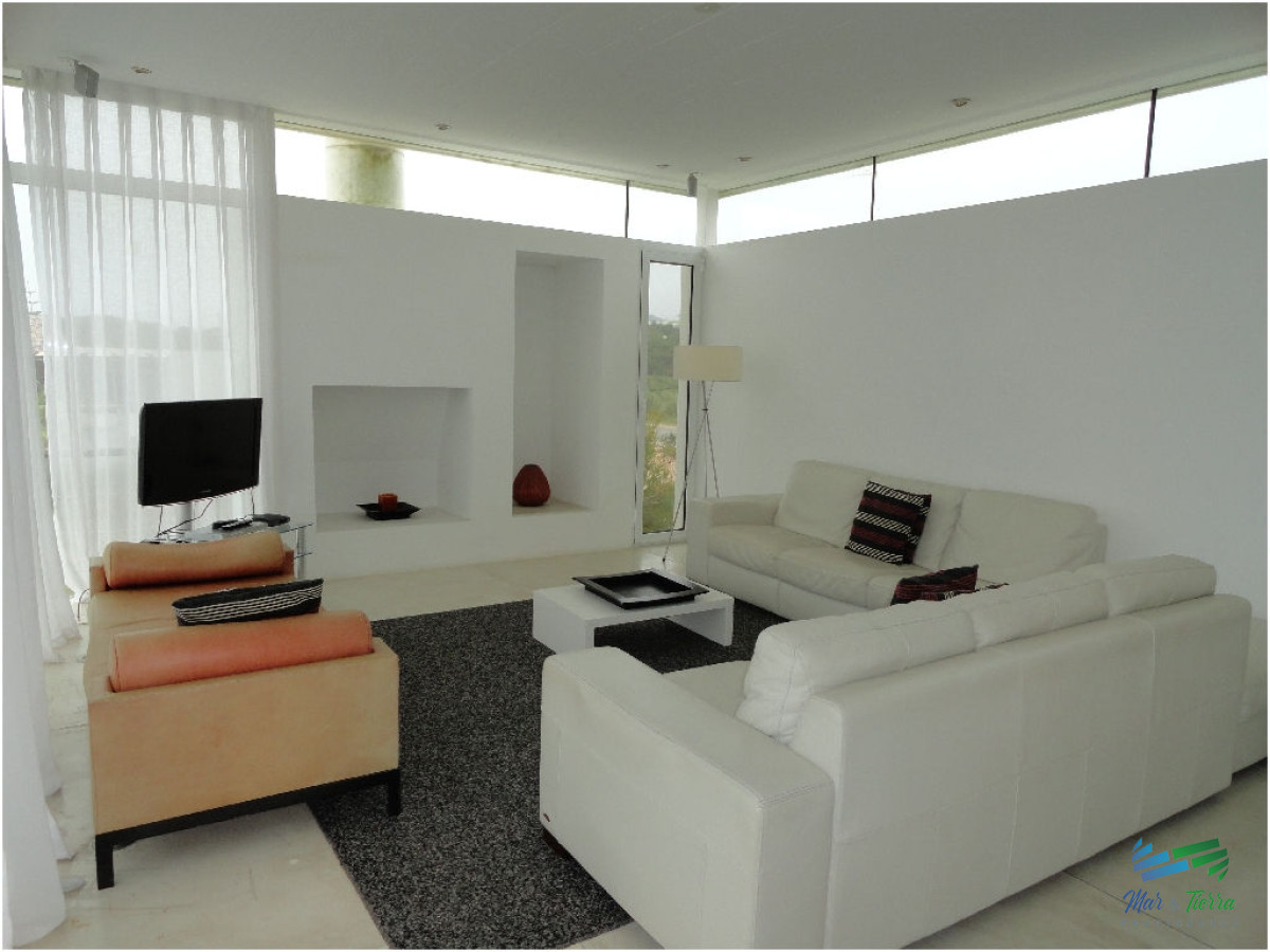 Casa ID.1738 - Casa en Alquiler en primera LÍ­nea sobre el mar -Punta Piedra- Punta del Este 