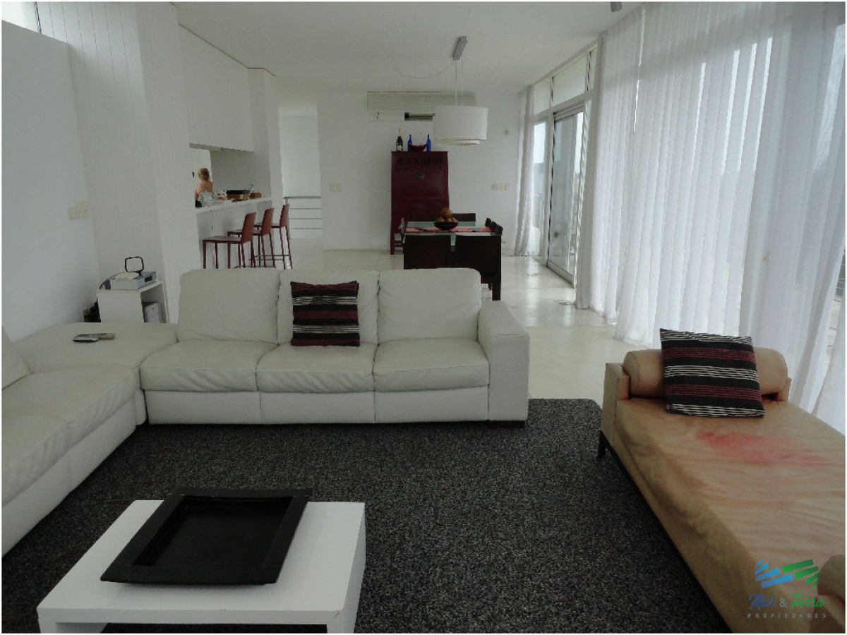Casa ID.1738 - Casa en Alquiler en primera LÍ­nea sobre el mar -Punta Piedra- Punta del Este 