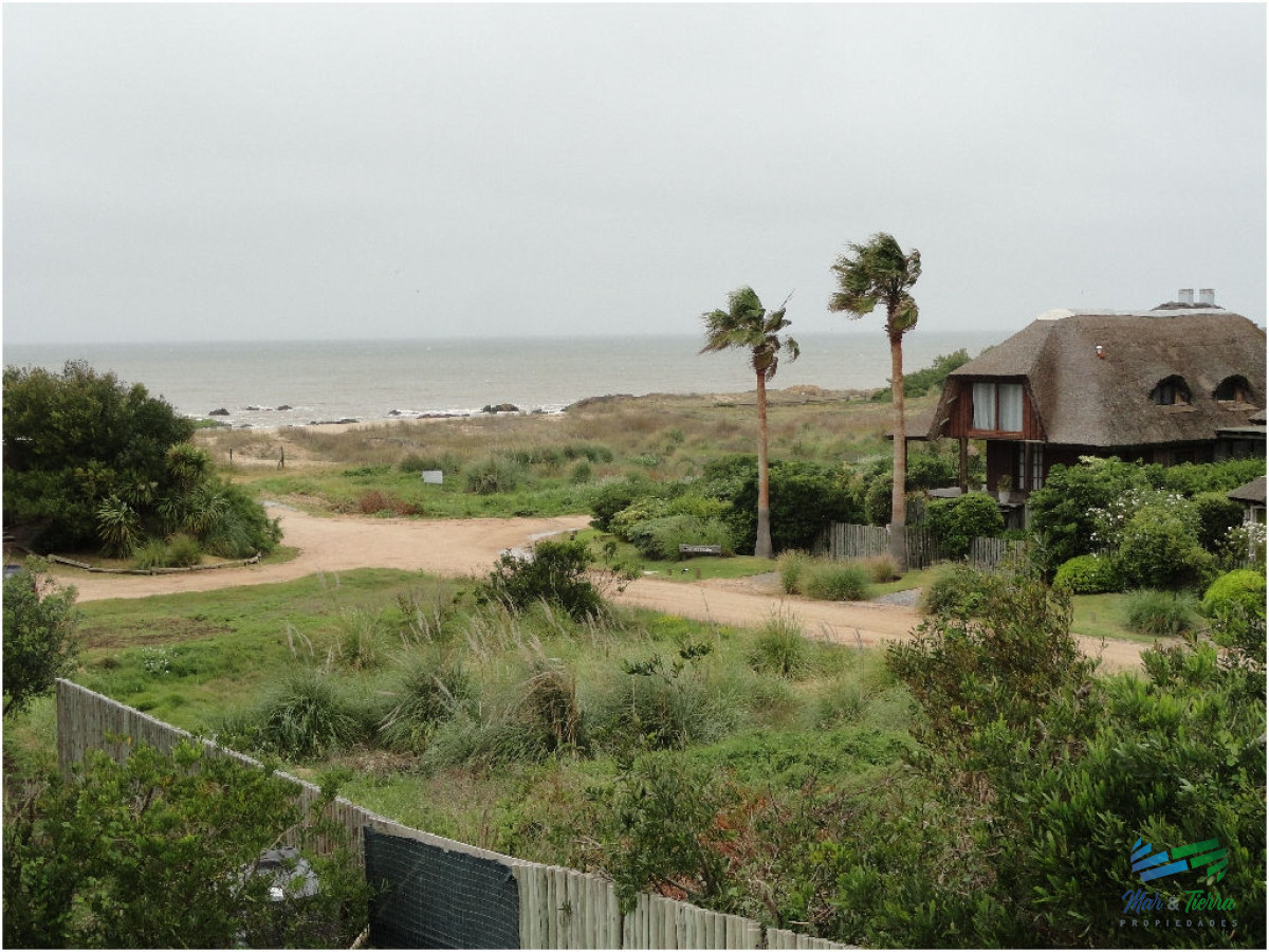 Casa ID.1738 - Casa en Alquiler en primera LÍ­nea sobre el mar -Punta Piedra- Punta del Este 